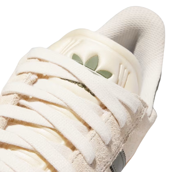ADIDAS GAZELLE ADV SCHOENEN - ECRU TINT/FOCUS OLIVE/GUM The Old Man Boardsports Adidas